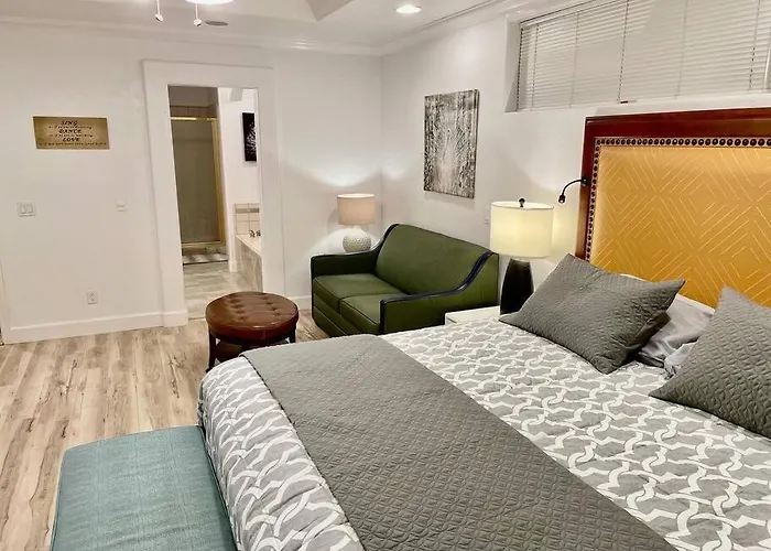 White Feather Suite Hot Tub Private Sleeps 2