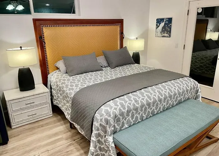 White Feather Suite Hot Tub Private Sleeps 2