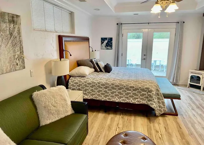 White Feather Suite Hot Tub Private Sleeps 2
