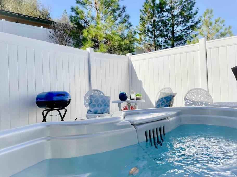 White Feather Hot Tub Private Sleeps 2 Holiday home *